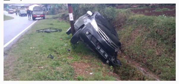 Sebuah Minibus Berpenumpang 7 Orang Masuk Got di Cumbi