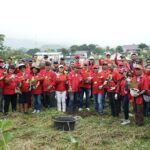 HUT Emas PDI-P, Kader di Manggarai Mananam Pohon dan Bersihkan Pasar