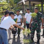 Kolaborasi PLN UIP Nusra, Kodim 1606/ Mataram dan Kelurahan Ampenan Selatan Gelar Penanaman Pohon dan Bersih Pantai