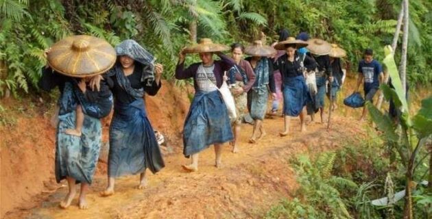 Ingin Liburan Seru dan Unik? Yuk Jelajahi 5 Kehidupan Suku Asli Indonesia yang Terkenal Dengan Keunikannya !