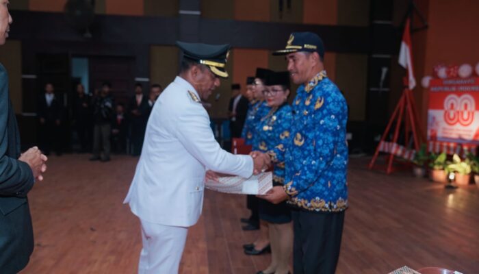 Bupati Manggarai Serahkan Penghargaan kepada ASN PPPK Berprestasi