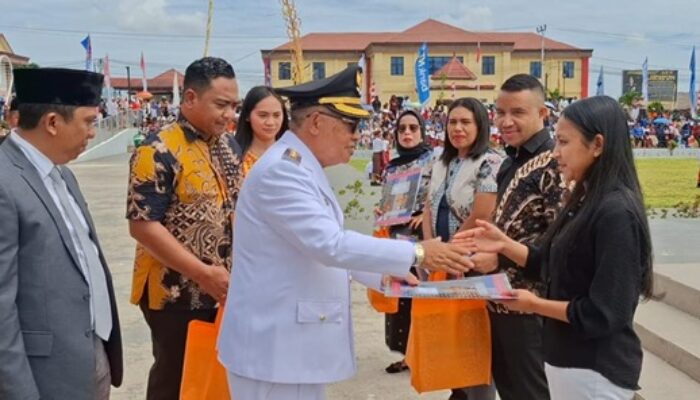 Wabup Manggarai Serahkan Penghargaan kepada Nasabah dan Agen Terbaik Bank NTT Ruteng