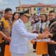 Wabup Manggarai Serahkan Penghargaan kepada Nasabah dan Agen Terbaik Bank NTT Ruteng