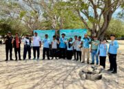 Peringati HUT KKP ke-26 dan HLN ke-80, PLN Bersama Politeknik KP Kupang Bersihkan Pantai Oesina