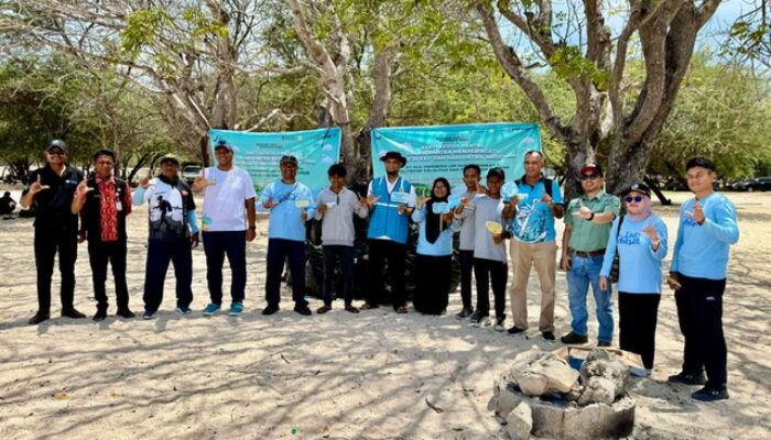 Peringati HUT KKP ke-26 dan HLN ke-80, PLN Bersama Politeknik KP Kupang Bersihkan Pantai Oesina