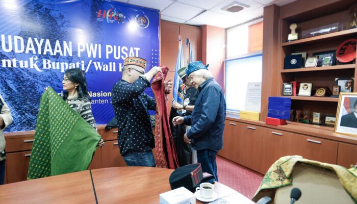 Promosikan Budaya Daerah, Ketua Dekranasda Manggarai Titipkan Kerajinan Binaan ke Dewan Juri PWI