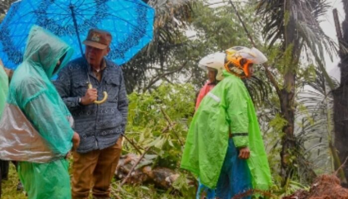 Pantau Titik Rawan Longsor di KM 32, Pemkab Manggarai Prioritaskan Keselamatan Pengguna Jalan