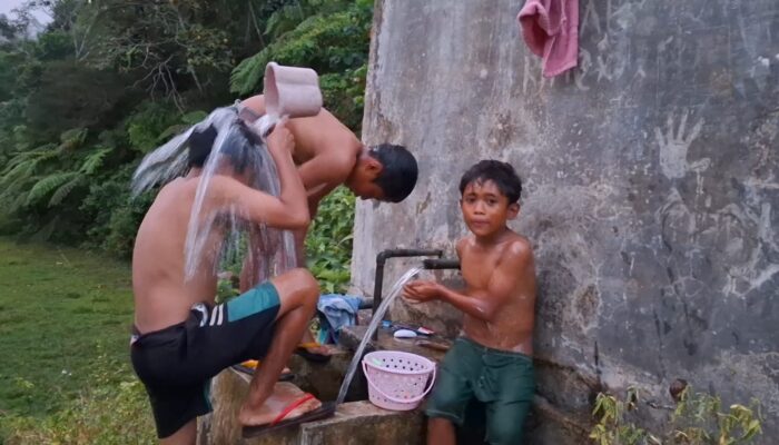 PLN UIP Nusra Wujudkan Komitmen CSR 2025, Salurkan Air Bersih untuk 67 Keluarga di Sekitar PLTP Ulumbu