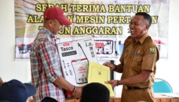 Lambertus Paput Serahkan 51 Unit Alsintan kepada Kelompok Tani di 11 Kecamatan