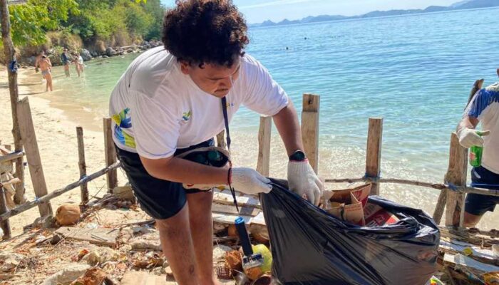Jaga Kelestarian Taman Nasional Komodo, PLN UIP Nusra Bersihkan Pulau Kelor