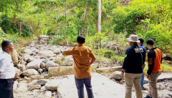 Hery Nabit Tinjau Jembatan Wae Laja, Warga Harap Perbaikan Tanggul Segera Dilakukan