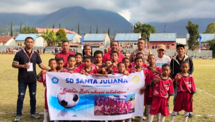Buka Turnamen Bandara Frans Sales Lega Cup I, Bupati Hery Nabit Tekankan Sportivitas dan Pembentukan Karakter